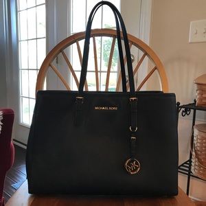Michael kors black jet set travel medium tote